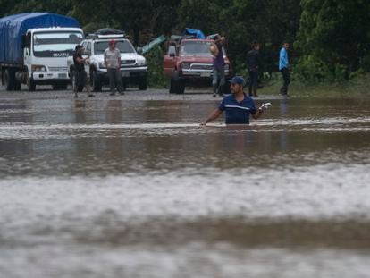 Un hombre camina por una carretera inundada en Okonwas, Nicaragua, el miércoles 4 de noviembre de 2020.