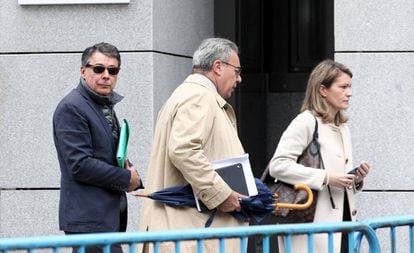 Ignacio González, a la izquierda, llega a la Audiencia Nacional el pasado 17 de octubre para declarar en el 'caso Púnica'.