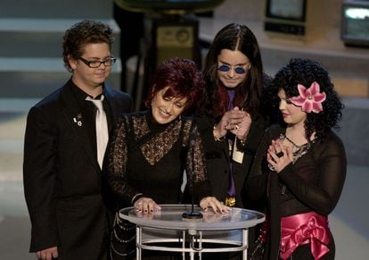 Jack, Sharon, Ozzy y Kelly Osbourne presentan un premio en la gala de los Emmy en 2002 celebrada en Los Ángeles.