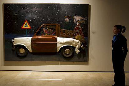 Una vigilante ante la obra <b><i>Juanito se va de vacaciones</b></i>, de Antonio Berni, que puede verse en la Fundación Picasso de Málaga.