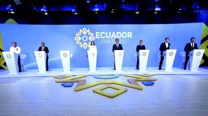Los candidatos a la presidencia de Ecuador debate con el atril vacío de Fernando Villavicencio.