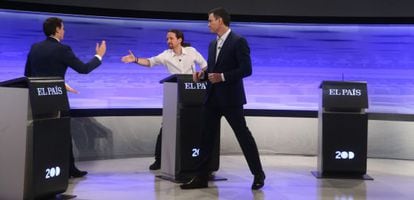 Albert Rivera, Pablo Iglesias Pedro Sánchez se saluden en el debat organitzat per EL PAÍS.