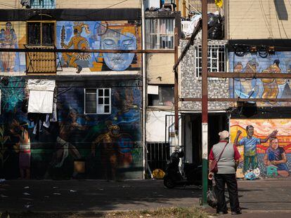 Un hombre mira los murales del colectivo Tepito Arte Acá en la unidad habitacional "Los Palomares".