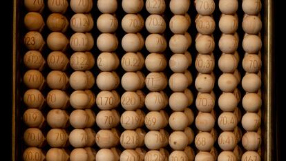 Vista de las bolas de los bombos del Sorteo Extraordinario de Navidad, que han llegado este viernes al Teatro Real.