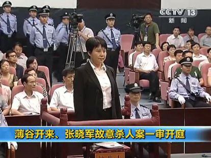 Una imagen de la televisión china que muestra a Gu Kailai, esposa del exdirigente Bo Xilai, en el juicio.