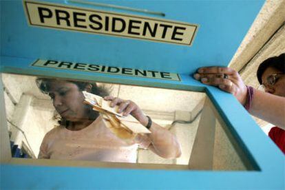 Vocales de mesa realizan el recuento de votos en el Estadio Nacional de Chile; el mayor colegio electoral del país con 168 mesas de votación.