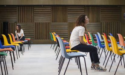 Irene Escolar, al fondo, y Bárbara Lennie, en un ensayo de 'Hermanas', de Pascal Rambert.