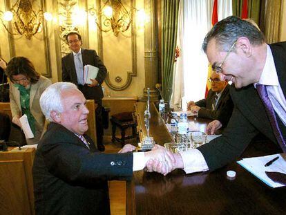 José Luis Baltar, concejal y presidente de la Diputación, felicita al alcalde de Ourense, Enrique Nóvoa, ayer en el ayuntamiento.