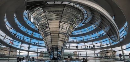 Interior de la cúpula del Reichstag, de Norman Foster, en Berlín.