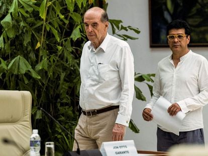 El canciller de Colombia, Álvaro Leyva, y el comisionado para la Paz, Danilo Rueda, caminan en el salón El Laguito del Palacio de Convenciones de La Habana, el 12 de agosto de 2022.