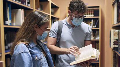 Dos estudiantes en una biblioteca.