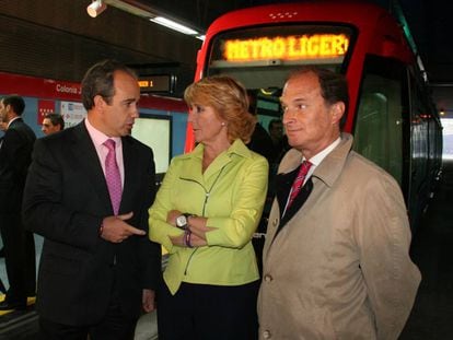 Esperanza Aguirre, junto a Arturo González Panero (i), alcalde de Boadilla del Monte, y Jesús Sepúlveda, alcalde de Pozuelo de Alarcón (d), en la inauguración del metro ligero Metro-Oeste Boadilla del Monte-Pozuelo de Alarcón, en 2005.