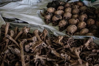 Huesos y calaveras de víctimas del genocidio de Ruanda descubiertas en una nueva fosa en 2018.