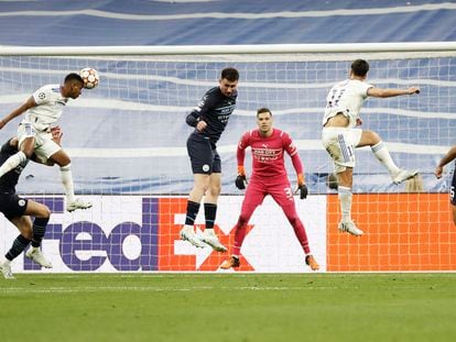 Rodrygo marca de cabeza el segundo gol del Real Madrid frente al Manchester City en la vuelta de semifinales de la última Champions.