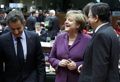 El presidente de Francia, Nicolas Sarkozy, la canciller alemana, Angela Merkel, y el presidente de la Comisión Europea, Durao Barroso.