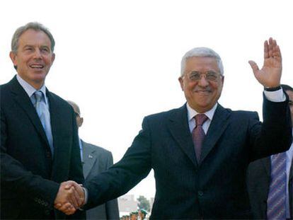El presidente de la ANP, Abu Mazen, junto a Tony Blair, después de su reunión en Ramala.