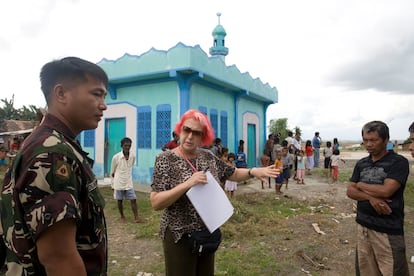 Rosa María Calaf, en Filipinas, grabando el reportaje con el que se despidió de TVE en 2009. l