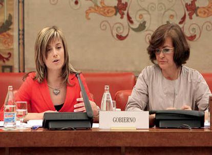 La ministra de Igualdad, Bibiana Aído, junto a la presidenta de la Comisión de Igualdad, Carmen Calvo