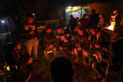 Celebración de un cumpleaños a la luz del fuego en una de las casas del sector seis de la Cañada Real.