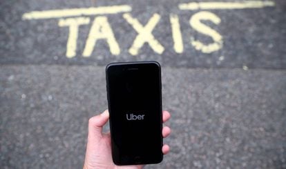 Un usuario utiliza la aplicaci&oacute;n de Uber, un servicio que compite con el sector del taxi.
