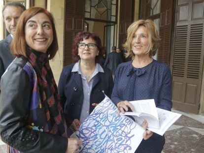 En primer término, la consejera de Educación, Cristina Uriarte, junto a la directora de los Cursos de Verano de la UPV, Carmen Agoués, con camisa azul, este jueves en San Sebastián.