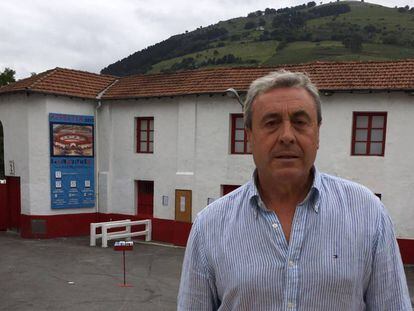 Joxin Iriarte, empresario de Azpeitia, delante de la plaza de toros.