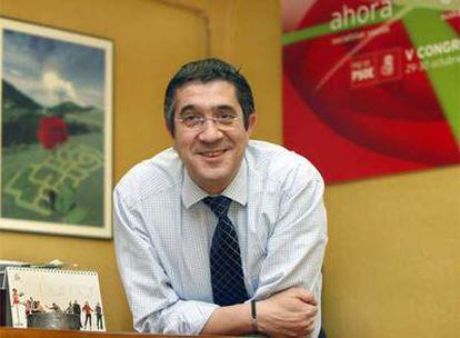 Patxi López, en su despacho de la sede del PSE de Bilbao, ayer, tras la entrevista.