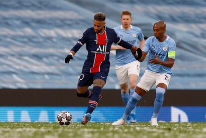 Fernandinho presiona a Neymar.