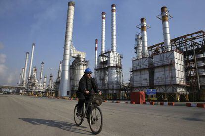 Un trabajador en una refinería de petróleo en el sur de Teherán.
