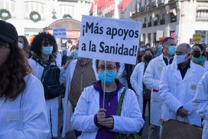 Concentración de sanitarios en favor de la atención primaria en la Puerta del Sol, en Madrid, el pasado noviembre.