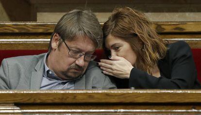 El líder de Catalunya en Comú-Podem, Xavier Domènech, i la seva portaveu, Elisenda Alamany, durant la segona sessió del debat d'investidura.