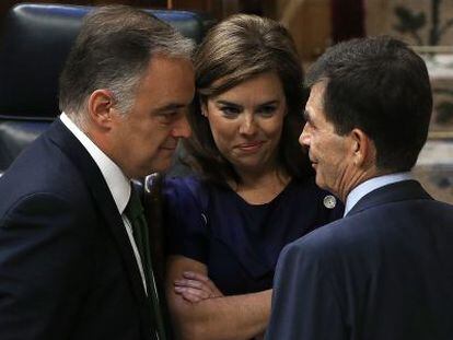 Pleno del Congreso de los Diputados. José Enrique Serrano (d), ponente socialista en el pleno de la Ley de Transparencia, conversa con la vicepresidenta del Gobierno, Soraya Sáenz de Santamaría (c) y el diputado popular Esteban González Pons.