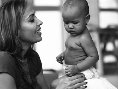 Catalina Escobar con uno de los bebés a los que atiende la Fundación Juanfe.
