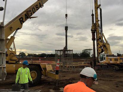 Varios operarios trabajan en una obra de FCC en Costa Rica. 