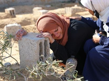 Una mujer palestina llora junto a la tumba de su hijo, muerto tras un bombardeo israelí en Jan Yunis (Gaza), el 18 de enero.