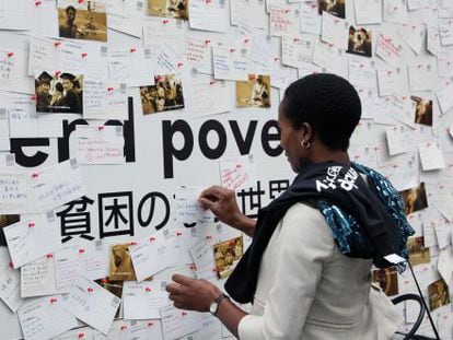 Una mujer participa en la campa&ntilde;a contra la pobreza &#039;What Will It Take?&#039; en Tokio, Jap&oacute;n.