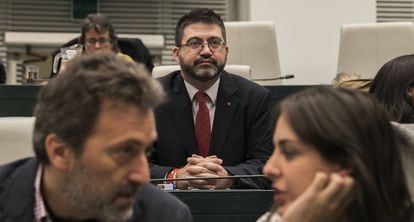 Los concejales Mauricio Valiente, Rita Maestre y Carlos Sánchez Mato en el pleno de Madrid el 18 de diciembre de 2017.