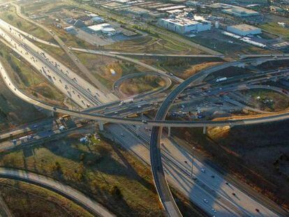 Imagen aérea de uno de los nudos de la autopista 407 ETR, segundo anillo de circunvalación de Toronto (Canadá).