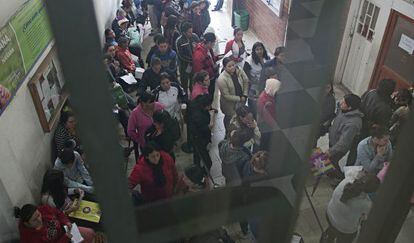 Largas filas para obtener servicio de salud a través del subsidio del Estado en el sur de Bogotá.
