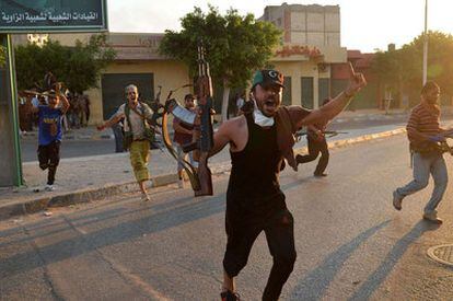 Los rebeldes libios celebran su toma de posición en la refinería de Zauiya.