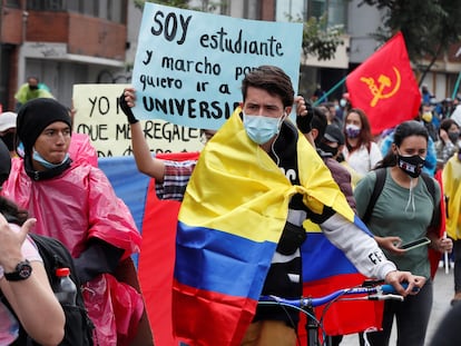 Manifestantes participan este lunes en otra jornada de protesta contra la violencia policial y las políticas económicas del Gobierno de Iván Duque, en Bogotá.