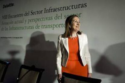 La ministra de Fomento, Ana Pastor, durante la inauguración del VII Encuentro del sector de las infraestructuras que se celebra en un hotel de Madrid y que aborda la situación y las perspectivas en el ámbito de las infraestructuras del transporte.