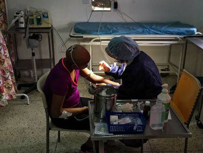 Un paciente recibe cuidados en una clínica venezolana.
