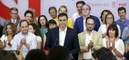 El secretario general del PSOE, Pedro S&aacute;nchez, y otros dirigentes del partido y candidatos, durante su comparecencia ante los medios de comunicaci&oacute;n para analizar los resultados de las elecciones.