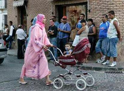 Inmigrantes de varias nacionalidades esperan ociosos en las calles el comienzo de la vendimia.