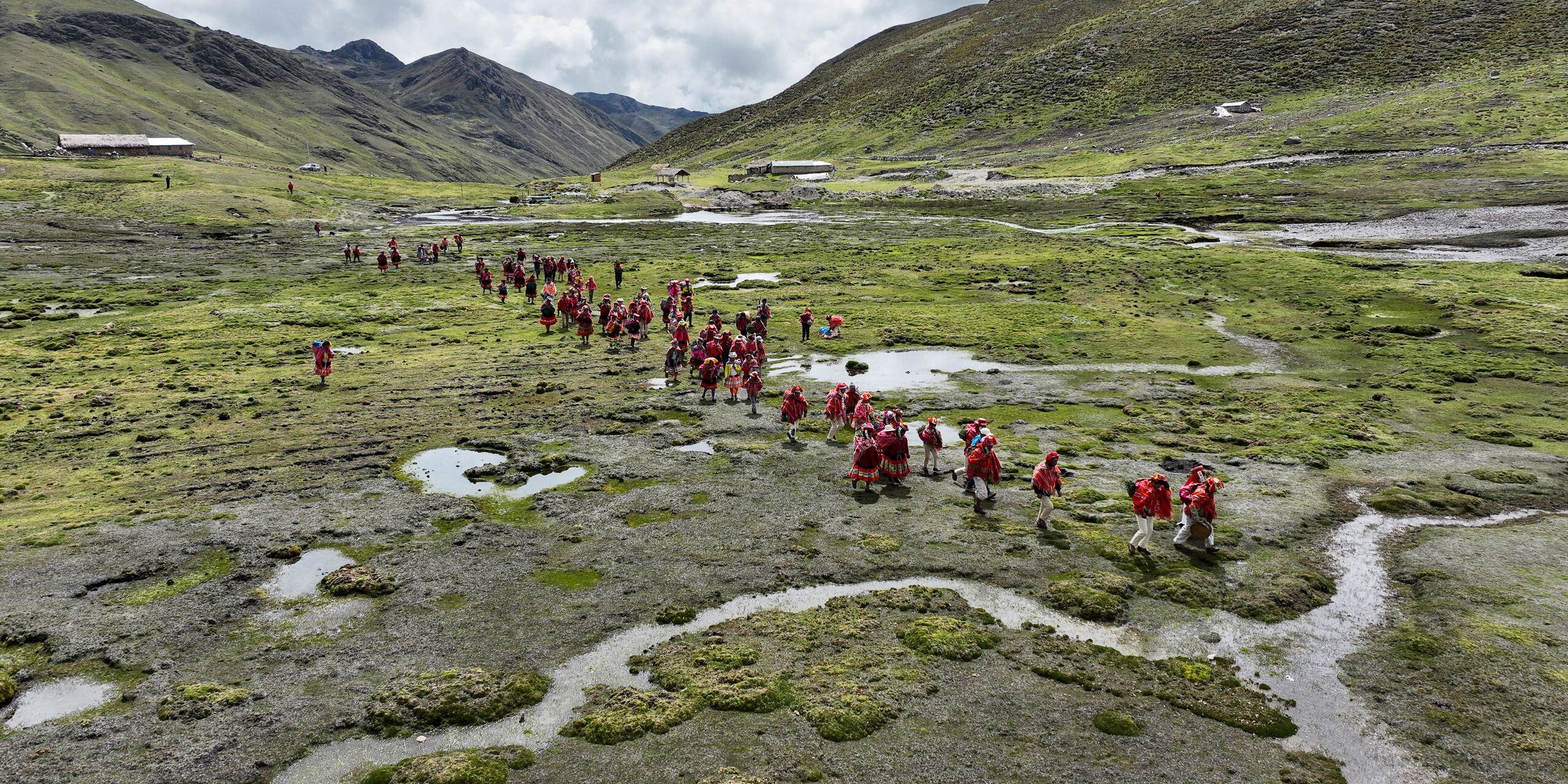 Un grupo de personas se dirige a plantar queñuales ('Polylepis') cerca del pueblo de Vilcanota, en la región de Cuzco.