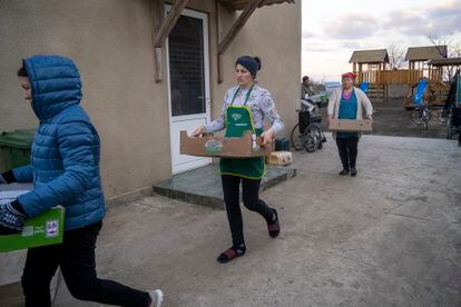 Cocineras voluntarias preparaban diariamente comidas con alimentos donados en varios centros cercanos a las poblaciones de Palanca y Tudora. A este tipo de grupos organizados es a los que se aproximan las ONG para conocer de qué modo pueden apoyarlos y canalizar la ayuda humanitaria a través de ellos. 