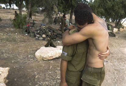 Soldados israelíes se abrazan en la frontera israelí, tras retirarse de la Franja.