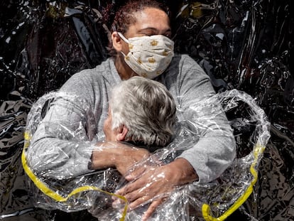 'El primer abrazo', del danés Mads Nissen, foto del año en el concurso World Press Photo 2021.