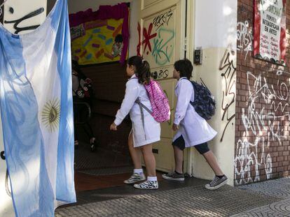 Alumnos de escuela primaria estatal ingresan al colegio en el comienzo del ciclo lectivo este lunes en Buenos Aires.